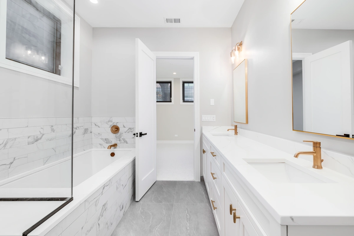 luxurious-master-bathroom